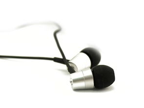 维es Q7 银白耳机 音色与颜值的双重救赎